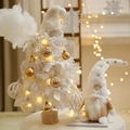 Árbol de Navidad blanco flocado con gnomo y adornos dorados decorativos - Versión sencilla en oro blanco de 60 cm + Papá Noel (accesorios + luces)