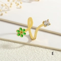 Detalle de un anillo dorado con flores de esmalte verde y piedra de circonita brillante - Abierto Ajustable / Flor Verde Claro