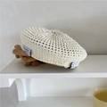 Béret tissé blanc respirant avec écusson vintage présenté sur un support en bois - 56-59cm / Blanc