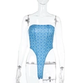 Eng anliegender hellblauer Monokini-Body mit weißem Wellenprint auf Schaufensterpuppe - XS / Blau