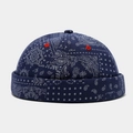 Dettaglio del cappello miki blu navy con motivo paisley e occhielli rossi stile bandana - Regolabile / Blu scuro