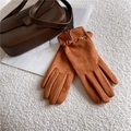 Braune Thermo-Wildlederhandschuhe für Damen mit goldener Pferdebiss-Schnalle - Trensenkette / Karamell