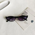 Cat eye zonnebril met zwart montuur en paarse gradiënt glazen op minimalistische basis - Zwart Frame Dubbel Grijs