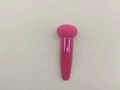 Pennello spugna trucco rosa con ghiera metallica e manico su sfondo bianco - Rosa Rossa