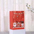 Sac cadeau de Noël rouge en papier kraft avec Père Noël et renne sur un support - 21x15x8 / Style de Drapeau de Dessin Animé de Noël (020-1)