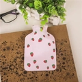 Mini bolsa de agua caliente rosa con estampado de fresas y tapón de rosca para calentar - Fresa