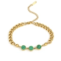 Dettaglio di un bracciale in acciaio al titanio dorato con inserti di conchiglia verde e maglie - Verde Malachite