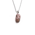 Collar con colgante de piedra natural rosa irregular y cadena de cuerda plateada en fondo blanco - Piedra de Textura Rosa Negra + Cadena de 60 cm