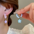 Bunte Blumenohrringe mit rosa und blauen Harzanhängern, präsentiert an einem Model - 82# Silbernadel - Rosa, Blau & Stern