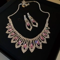 Detail einer silbernen Quastenkette mit rosa Kristallen in einer schwarzen Schmuckschatulle - Halskette Ohrring - Lila Set