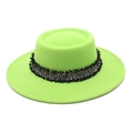 Detalle de sombrero de lana con cinta texturizada blanca y negra y borde deshilachado - M (56-58cm) / Verde fruta