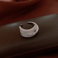Primer plano de anillo plateado de tres capas con circonitas sobre cuero y seda - Estilo Envolvente de Tres Capas / Plateado