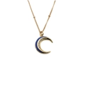 Detalle de colgante de luna dorada con esmalte azul y cristales en una cadena de bolas - Azul