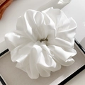 Coletero grande blanco de seersucker con textura de satén suave para coletas de mujer - Coletero Grande de Satén Blanco
