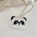 Dettaglio di un portachiavi a forma di panda in pile sherpa con ricamo rosa sulle guance - Panda