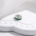 Vista macro di distanziatore in argento S925 con cristalli verde smeraldo per gioielli fai-da-te - diamante verde / 8mm / Oro bianco