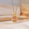 Collana dorata con ciondolo a fiori in smalto rosa e un delicato accento di perla - Rosa