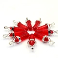 Set van tien rode zeshoekige kristallen hangers met zilveren metalen sluitingen op wit - Rood kristal