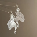 Detalle de pendientes de carpa koi con cuentas de gota de agua transparentes - Plateado