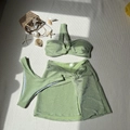 Détail du bikini trois pièces vert menthe scintillant avec jupe nouée et étiquette taille S - S / vert clair