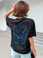Γυναικείο μαύρο βαμβακερό T-shirt με φολκλόρ σχέδιο καρδιάς στην πίσω πλευρά - S / Μαύρο