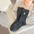 Chaussettes mi-hautes gris foncé en coton avec une jolie broderie d'agneau blanc - gris foncé