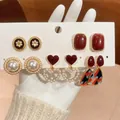 Set di orecchini vintage placcati oro con perle a cuore e pietre bordeaux - Set Oro-Bianco-Rosso (Perno in Argento)