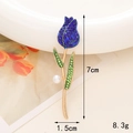 Detailansicht der 7cm Blumenbrosche mit blauen Kristallen und Perlenverzierung - D047 Langer Stab Blaue Rose