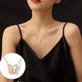 Élégant collier en acier titane doré avec pendentif papillon en nacre sur mannequin - Collier Papillon Coquille Doré