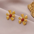 Orecchini a fiore dorati con pietra rossa su sfondo di morbida seta color lavanda - Oro + Turchese Rosso
