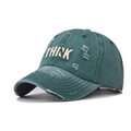 Dettaglio cappellino in cotone lavato con ricamo THINK 3D e fori dall'effetto invecchiato - Regolabile / Verde Scuro