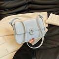 Borsa a tracolla trapuntata grigio chiaro con chiusura a scatto in argento opaco - Blu