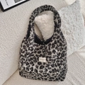Détail de sac cabas léopard en peluche montrant la fermeture magnétique et la doublure - Sac de Gilet Gris