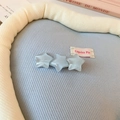 Détail de la pince à cheveux étoile bleue pailletée avec étiquette tissée Caprice Pie - Pince À Bec De Canard - Bleue (en Forme D'étoile)