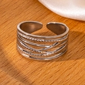 Polierter silberner verstellbarer Ring im Schlangendesign auf Holzuntergrund - Mehrschichtiges Gedrehtes Seil (#0479)