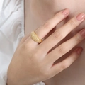 Anello dorato scintillante con micro-pavé di zirconi bianchi da donna elegante - US 6 / Oro