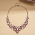 Detalle macro de collar con colgante de gota de lujo con strass rosa y cadena de plata - Collar-Rosa
