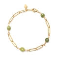 Dettaglio di un bracciale a catena a graffetta dorato con gemme verdi sfaccettate - Verde Erba
