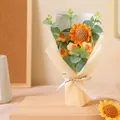 Handgestrickter Sonnenblumenstrauß in beigem Geschenkpapier mit Tragetüte - Mit LED-Licht / Champagner