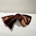 Détail d'un nœud à cheveux en velours marron foncé avec ornement rose centrale - Barrette à Cheveux Grand Nœud Double en Velours Café avec Fleur