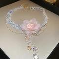 Dettaglio macro di orecchini a fiore in rete rosa con perline e nappe di perle - Collana Fiore Rosa
