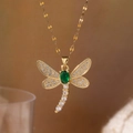 Collana libellula oro con gemma verde e zirconi scintillanti su sfondo marrone sfocato - Oro/Pietra Verde