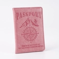Dettaglio della custodia per passaporto in pelle PU rosa con bussola e motivi goffrati - Rosa