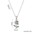 Collar de acero de titanio con colgante de flor de nácar y hojas de gemas verdes - Plateado (514)