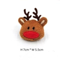 Vue détaillée d'une broche renne de Noël en peluche mesurant 7 cm de haut et 5,5 cm de large - Renne à Bouche Torve Avec Épingle