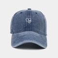 Détail macro de la broderie cœur blanc sur la casquette en denim bleu délavé - Réglable / Bleu marine