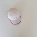 Vista dettagliata del cappellino rosa a 5 pannelli con ricamo YIJIA bianco frontale - 52-54cm (3-8 Anni) / Rosa Chiaro