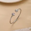Detalle de brazalete de ojo turco plateado con circonitas brillantes sobre piedra - Plata - Doble Circonia