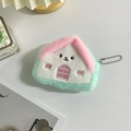 Dettaglio ravvicinato di un portamonete in peluche a forma di casa su una scrivania - Circa 10 cm di altezza / Bianco Verde
