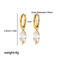 Détail de créoles dorées avec zircon marquise, montrant 2,9 cm de long et 4 g de poids - Style de Zircon Marquise (TE6395-WT)